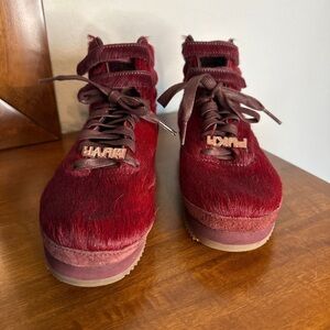 Reebok Woman’s Vibram Muva Fuka Size 7